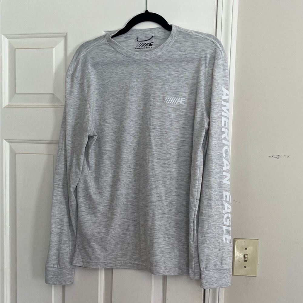 American Eagle Outfitters Light Gray Long Sleeve Tee